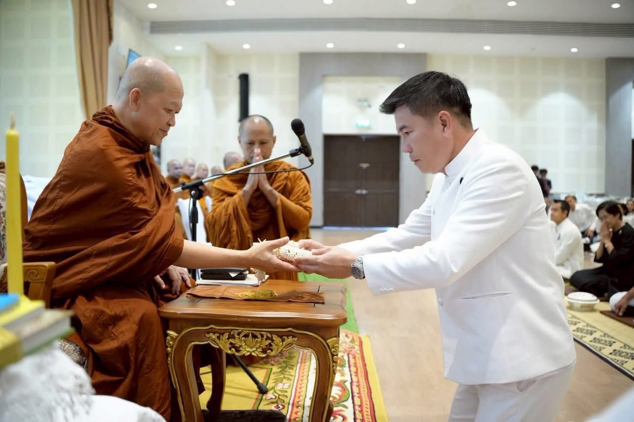 ร่วมพิธีตักบาตรและรับฟังการบรรยายธรรม “โครงการร้อยใจไทย สืบสานราชธรรม ทั้งแผ่นดิน”